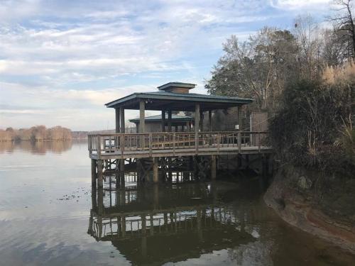 Cozy lakefront cabin with boat house and ramp on T