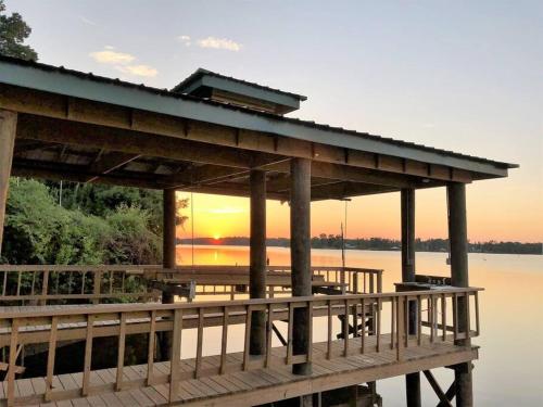 Cozy lakefront cabin with boat house and ramp on T