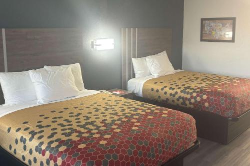 Econo Lodge Calhoun - image 2