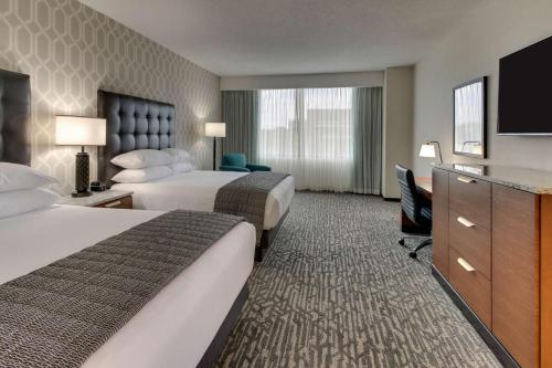 2 queen beds, 1 sofa bed