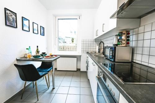 кухня, Zentral-Kingsize Bett-Playstation 4-HBF nach Köln und Düsseldorf (Zentral-Kingsize Bett-Playstation 4-HBF nach Koln und Dusseldorf) in Haan