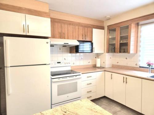 Comfortable entire 3BDR Apt in Laval Montreal