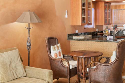 Orchid Suite in South Maui, across from the beach, 1 bedroom sleeps 4