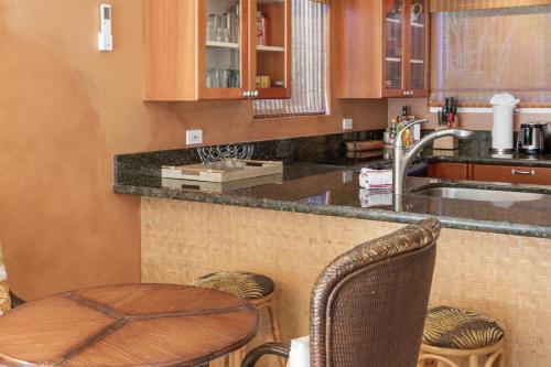 Orchid Suite in South Maui, across from the beach, 1 bedroom sleeps 4 Orchid Suite in South Maui, across from the beach, 1 bedroom sleeps 4