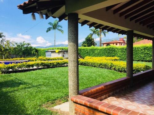 Disfrute cabaña cálida, con piscina y zonas verdes