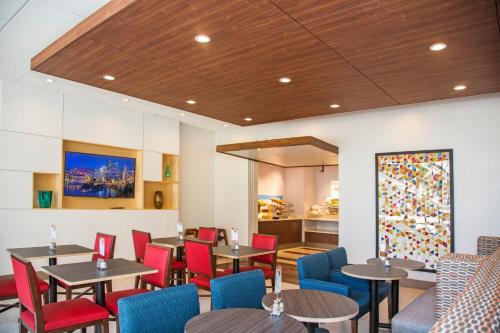 Holiday Inn Express & Suites Pittsburgh North Shore, an IHG Hotel