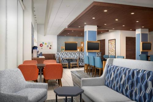 Holiday Inn Express & Suites Pittsburgh North Shore, an IHG Hotel