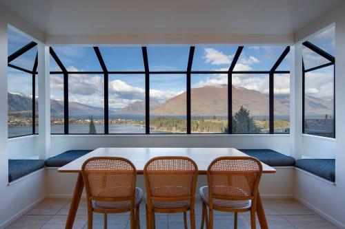 QT Paradise: Panoramic Views & Elegant Comfort - image 2