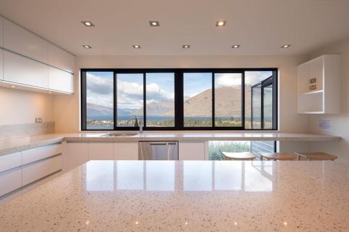 QT Paradise: Panoramic Views & Elegant Comfort - image 6