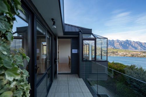 QT Paradise: Panoramic Views & Elegant Comfort - image 11