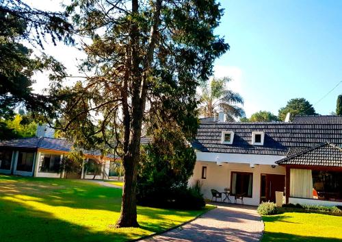 HERMOSA CASA EN BARRIO CERRADO, A 30 KM DE LA CIUDAD DE BUENOS AIRES Y 10 KM. DEL AEROPUERTO INTERNACIONAL DE EZEIZA