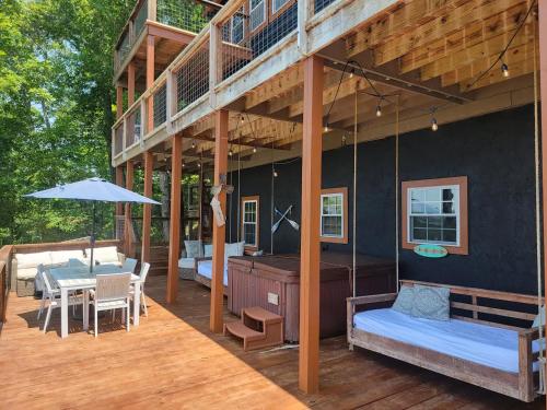 Sunset Cove Lakefront Luxury Lodge with Private Dock Sunset Cove Lakefront Luxury Lodge with Private Dock