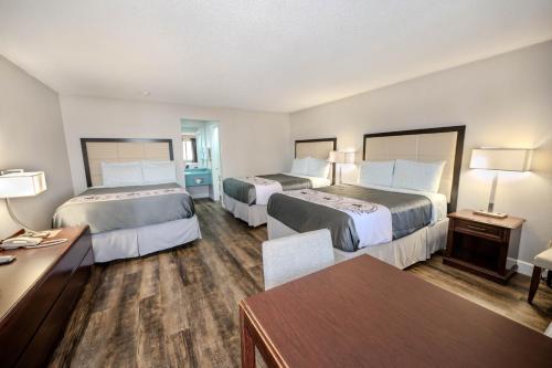 3 queen beds