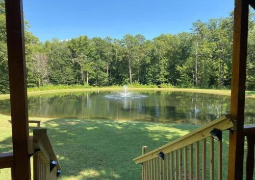 . Serene 1BR Cabin near NC Z00 with Loft & Waterview