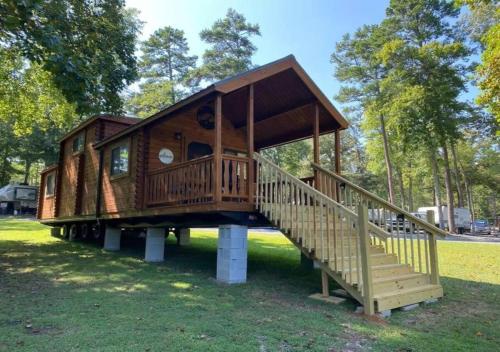 Serene 1BR Cabin near NC Z00 with Loft & Waterview in Asheboro