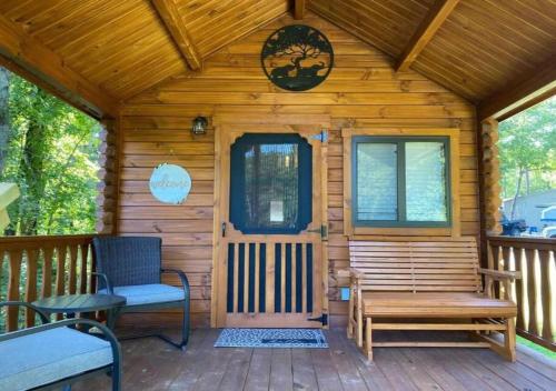 Serene 1BR Cabin near NC Z00 with Loft & Waterview in Asheboro