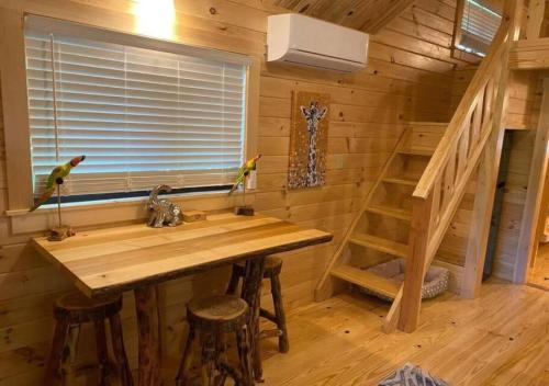 Serene 1BR Cabin near NC Z00 with Loft & Waterview in Asheboro