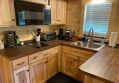 Serene 1BR Cabin near NC Z00 with Loft & Waterview in Asheboro