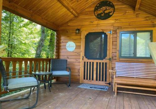 Serene 1BR Cabin near NC Z00 with Loft & Waterview in Asheboro (NC)