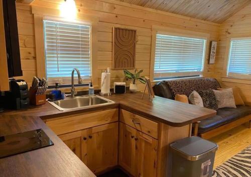 Serene 1BR Cabin near NC Z00 with Loft & Waterview in Asheboro (NC)