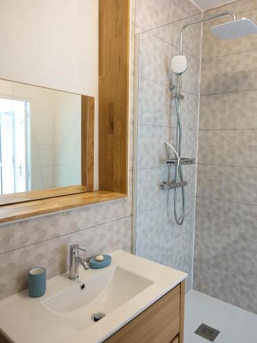 Bathroom, Kaz Kalina - Gites avec piscine partagee in Bouillante