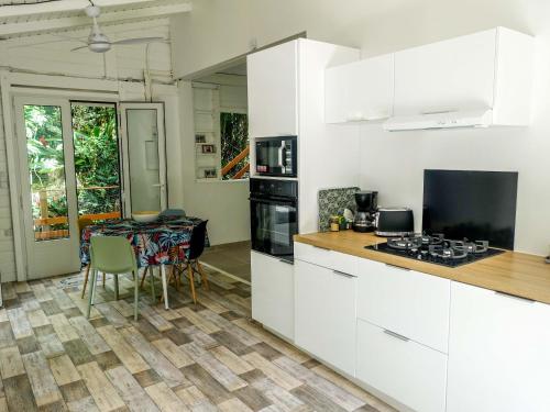 Kaz Kalina - Gites avec piscine partagee in Bouillante