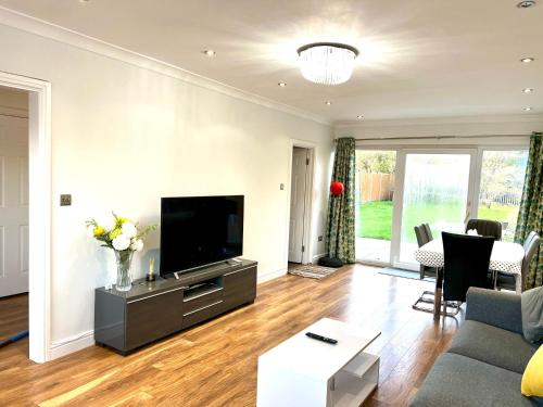 Greenfield's Halkingcroft Home - Modern 3-bedroom house in Langley, SL3 7BB gîte à louer George Green