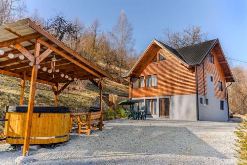 . Montain Wild Chalet with Wooden Hot Tub