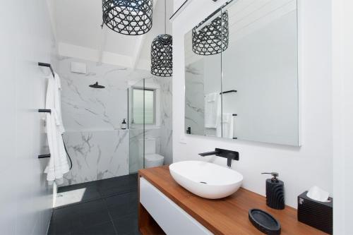 Shower, Luxury Stay with Private Heated Pool in Salamander Bay in Salamander Bay