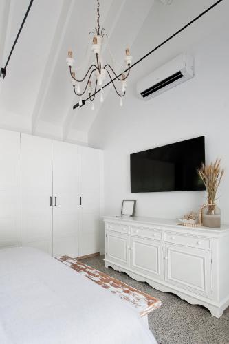 Luxury Stay with Private Heated Pool in Salamander Bay