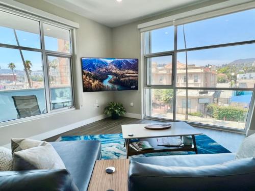 Large Hollywood Corner 2 Bedroom with Private Balcony, Los Ángeles (foto 4)