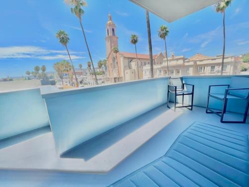 Large Hollywood Corner 2 Bedroom With Private Balcony - Los Angeles