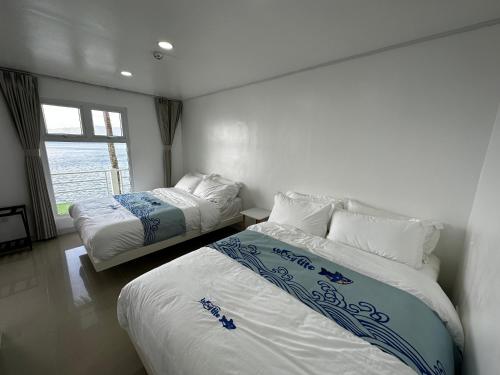 2 queen beds