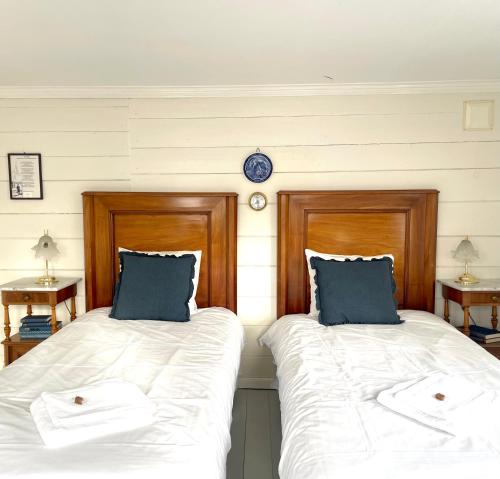 2 twin beds