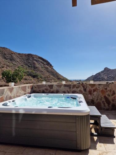 Amazing cozy Villa Hugo Tauro with Jacuzzi, Pool, Wi-Fi