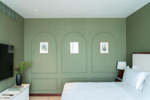 Deluxe King Room image 3