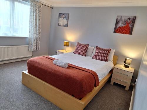 B&B Houghton Regis - Brentwood Townhouse - Huku Kwetu Dunstable -Massive 5 Bedroom House - Suitable & Affordable Group Accommodation - Business Travellers - Bed and Breakfast Houghton Regis