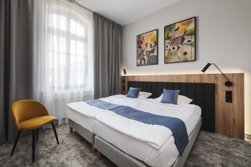 2 twin beds, 1 sofa bed