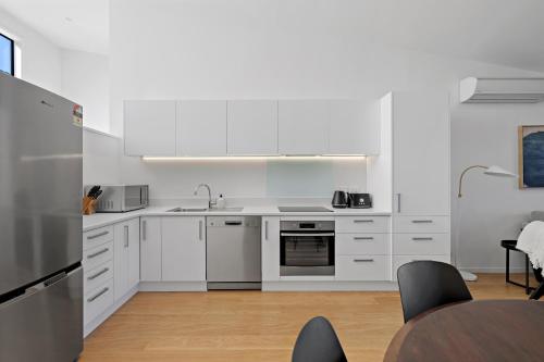 Luxury Lakeside Retreat - image 3