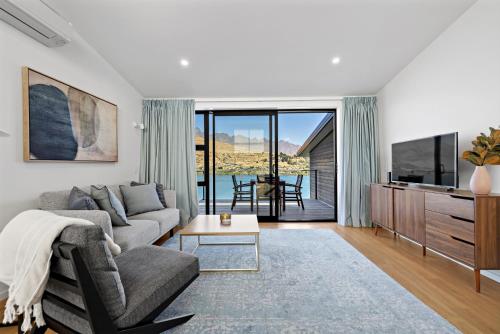 Luxury Lakeside Retreat - image 5