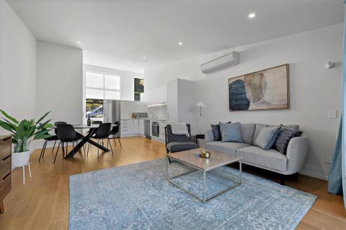 Luxury Lakeside Retreat - image 3