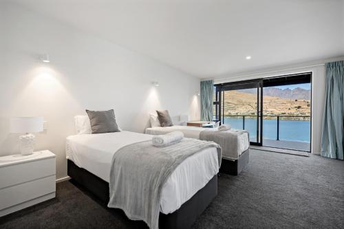 Luxury Lakeside Retreat - image 10