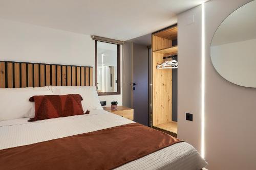 Cosmopolitan luxury apartment by Smaris Collection - Tap to explore photos