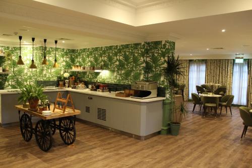 Down Hall Hotel - image 5