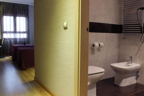 Superior Twin Room image 4