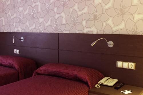 Superior Twin Room image 5