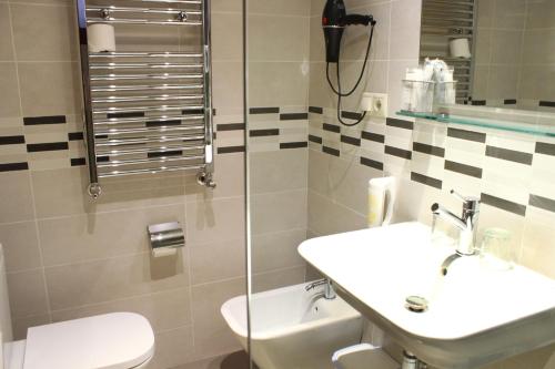 Twin Room image 4