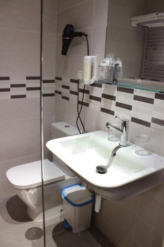 Double Room image 8