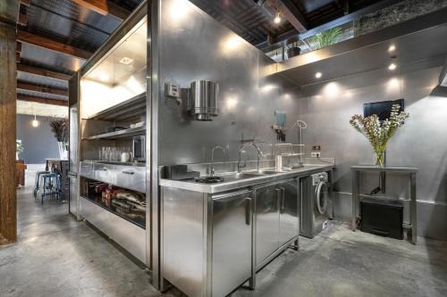 Konyha, THE LOFT - with private pool & jacuzzi in Corbera de Llobregat