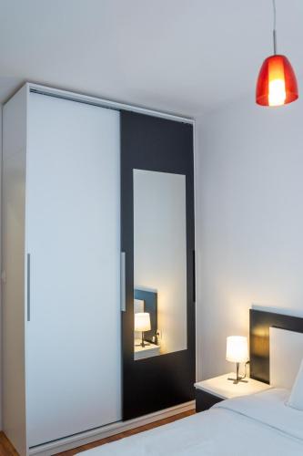 Sunny 1BDR Apartment near Center - image 3